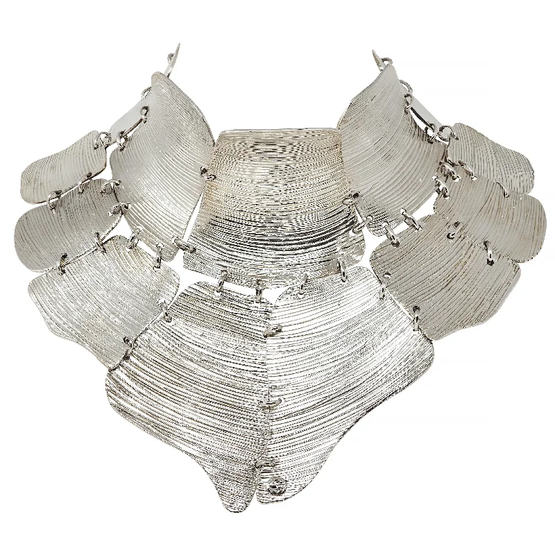 Big Discounts On Elegant Jewelry Collections Gucci 2019 Runway Palladium Plated Textured Bib Collar Statement Necklace Big Discounts On Elegant Jewelry Collections Gucci 2019 Runway Palladium Plated Textured Bib Collar Statement Necklace
